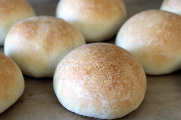 Ароматные булочки на сухих дрожжах без молока и яиц