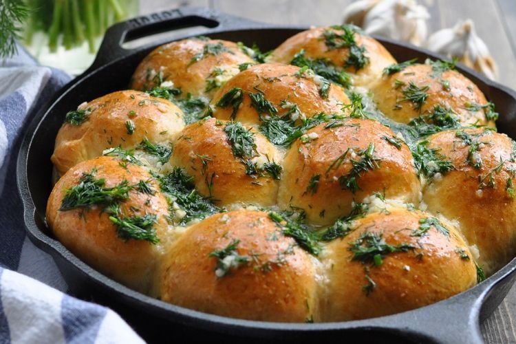 Чесночные булочки на сухих дрожжах