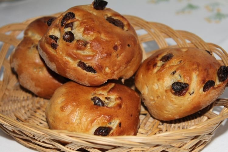 Пышные булочки на сухих дрожжах с изюмом и ванилью