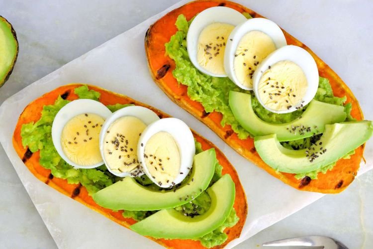 Батат с яйцом и авокадо