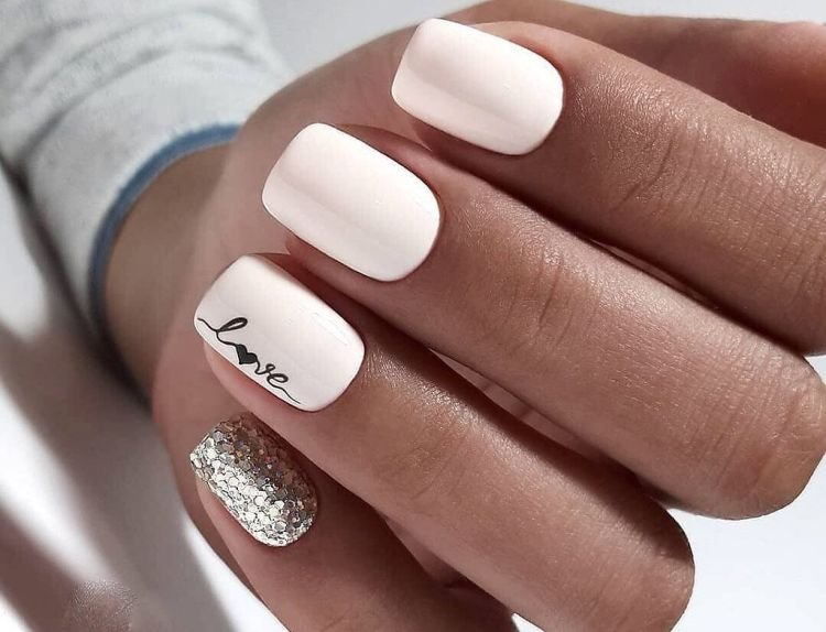 Белый весенний маникюр 2022