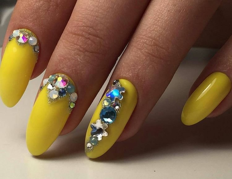 Маникюр с цветными стразами