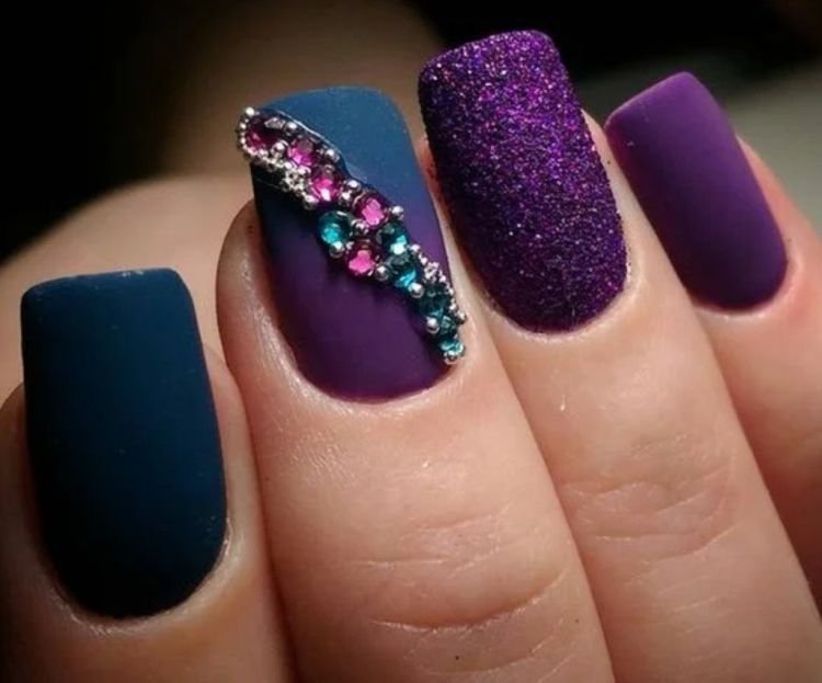 Маникюр с цветными стразами