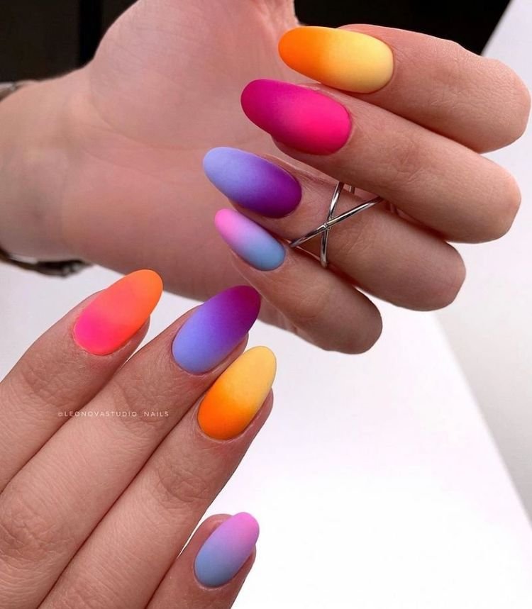 Многоцветный градиентный маникюр