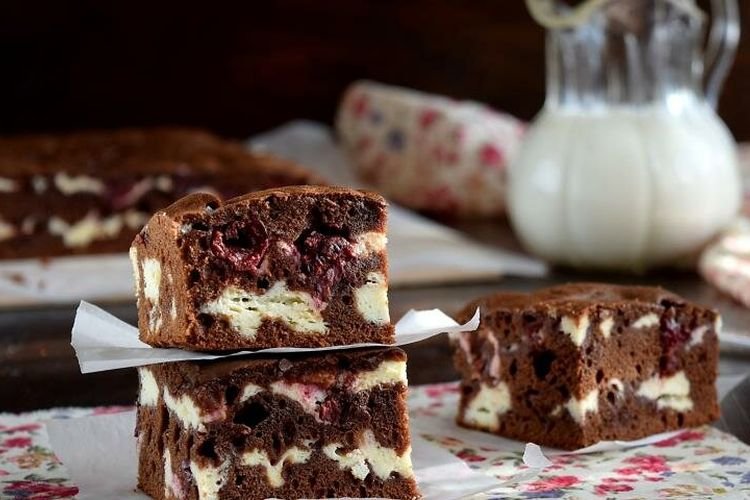 Шоколадно-вишневый пирог с творогом