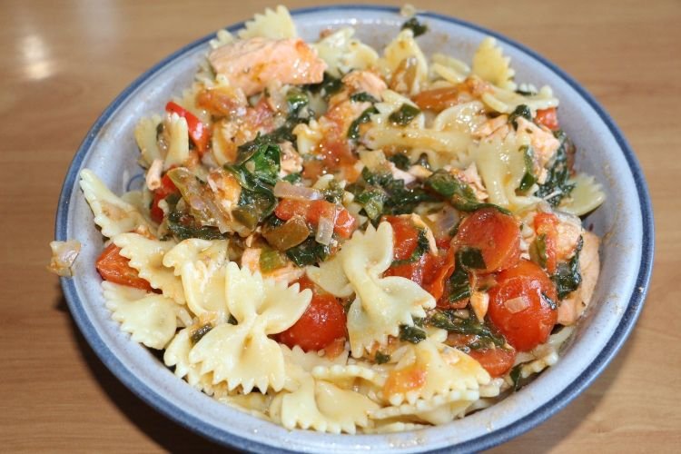 Паста с лососем и шпинатом