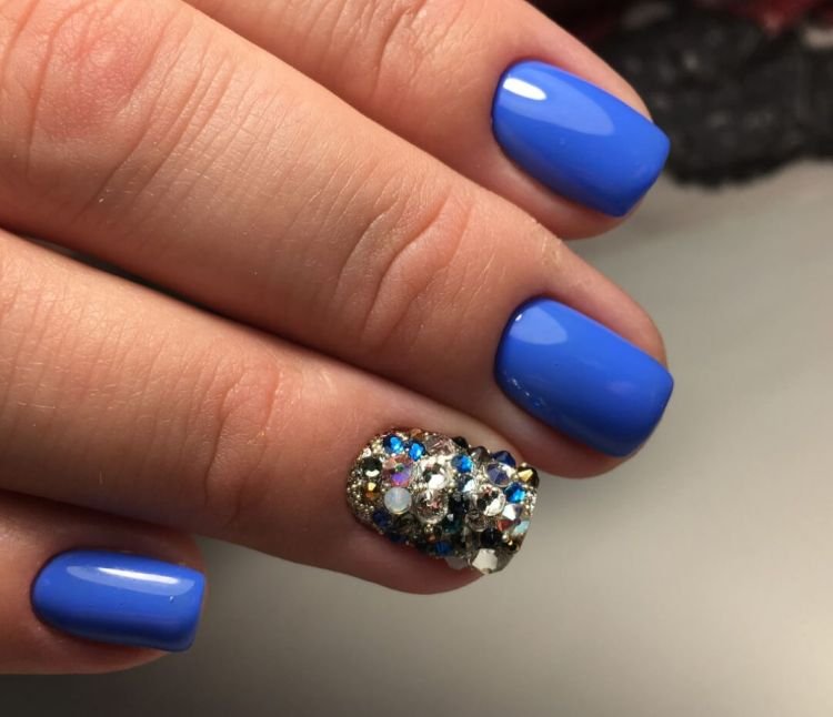 Маникюр с крупными стразами