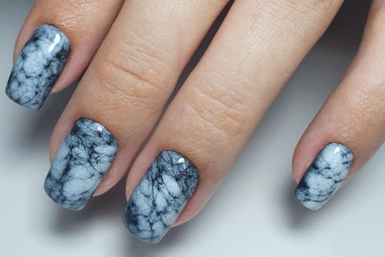 Мраморный маникюр на короткие ногти