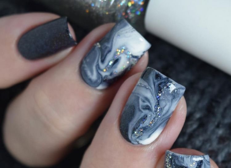 Мраморный маникюр на короткие ногти