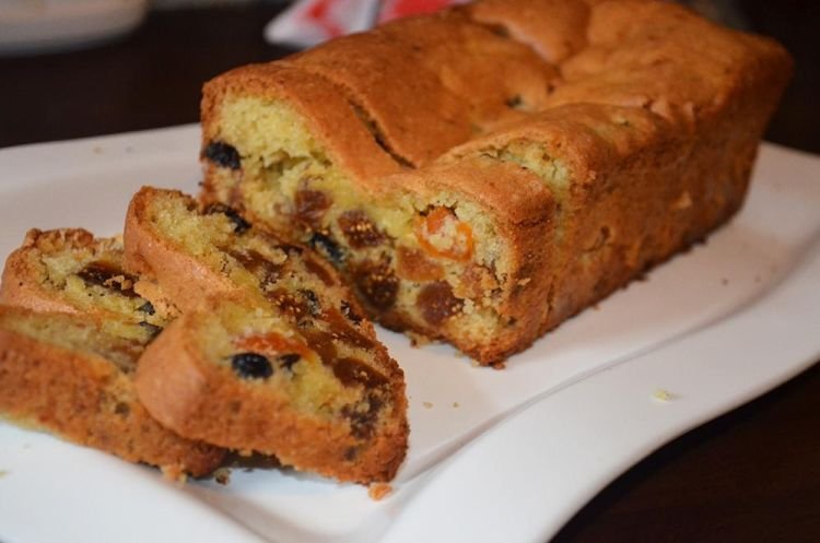 Банановый пирог с орехами и сухофруктами