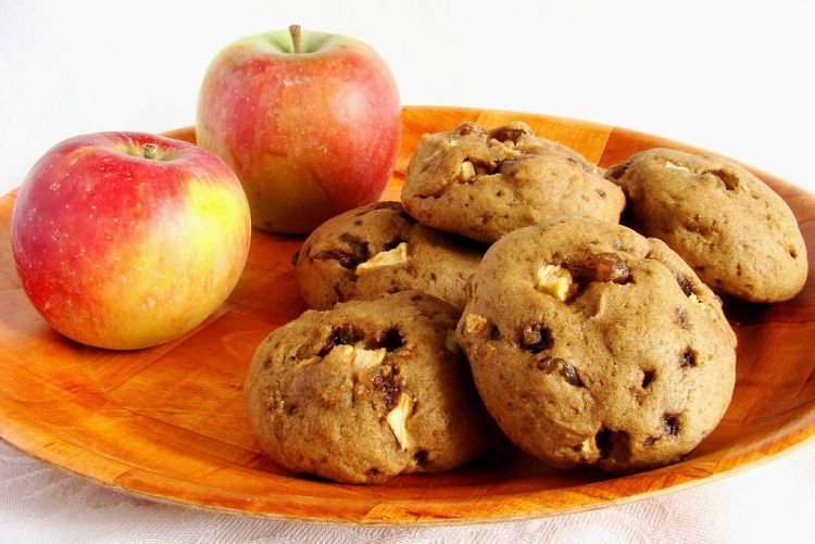 Мягкое печенье с изюмом и яблоками