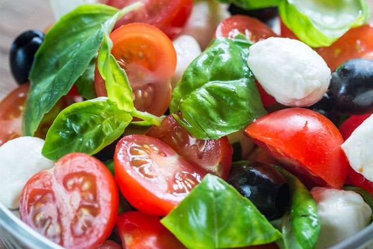 Салат с шариками моцареллы