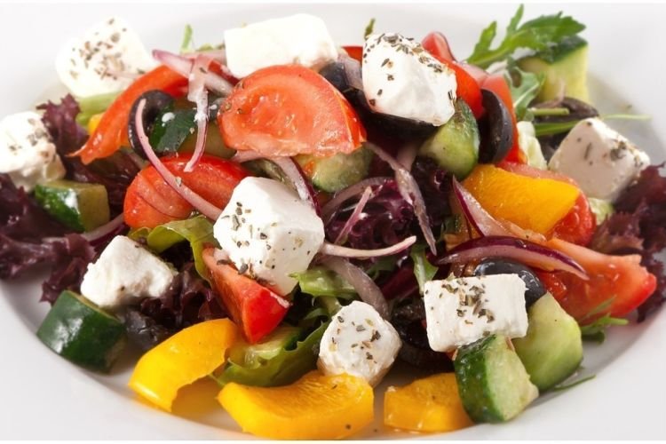 Овощной салат с фетой по-итальянски