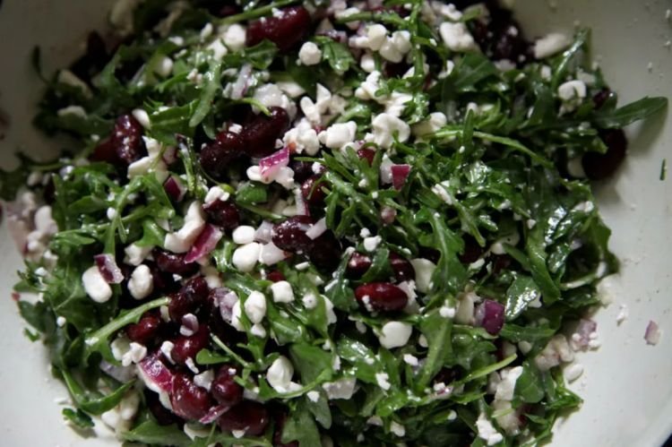 Салат с рукколой и красной фасолью