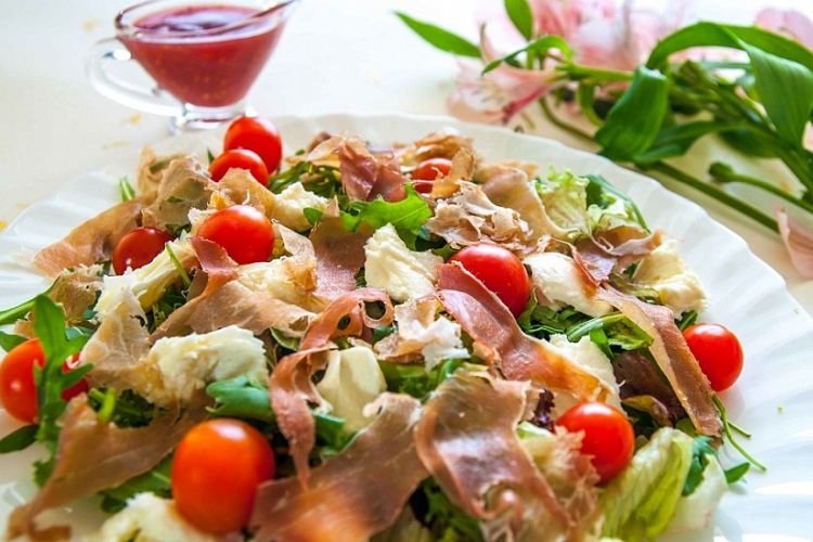 Салат с прошутто и перепелиными яйцами