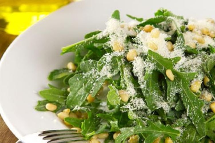 Салат с рукколой и пармезаном