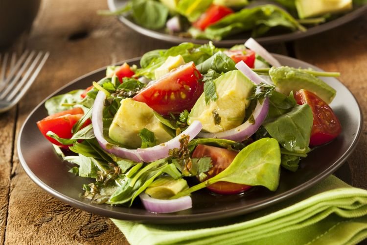 Салат с авокадо и базиликом