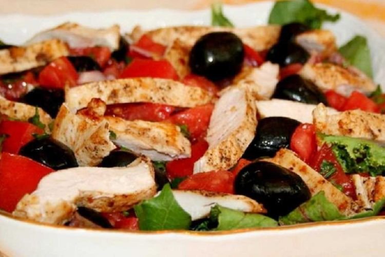 Итальянский салат с жареной курицей