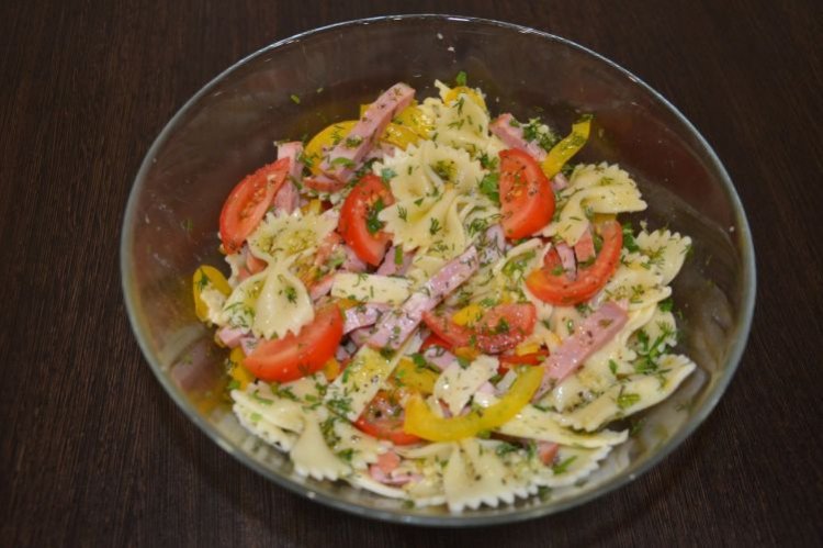 Салат с макаронами и ветчиной