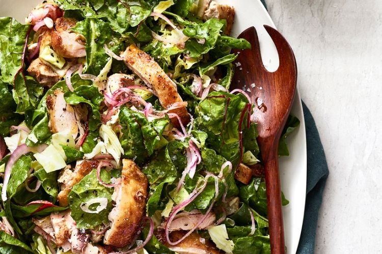 Салат с мангольдом и курицей