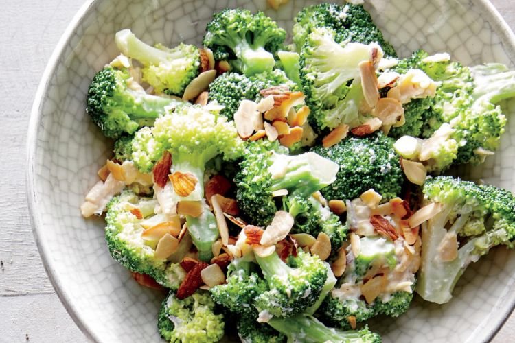 Зеленый салат с брокколи и орехами