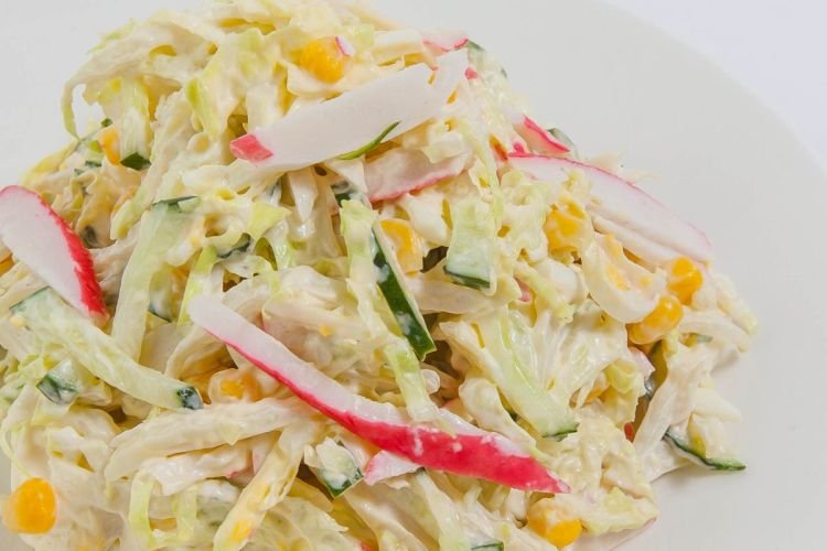 Весенний салат с крабовыми палочками