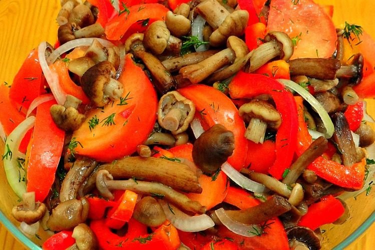 Салат из маринованных грибов