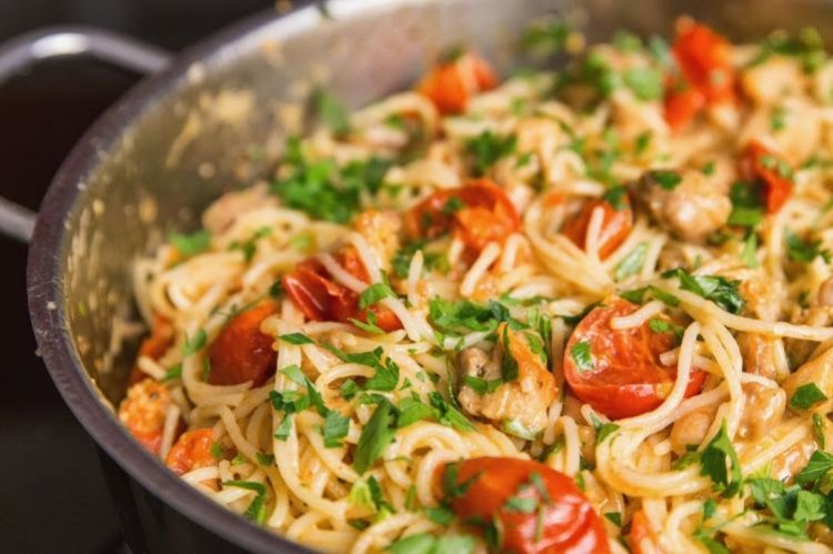 Паста с курицей и помидорами
