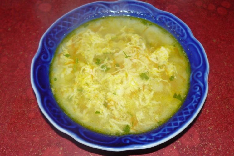 Куриный суп с яйцом