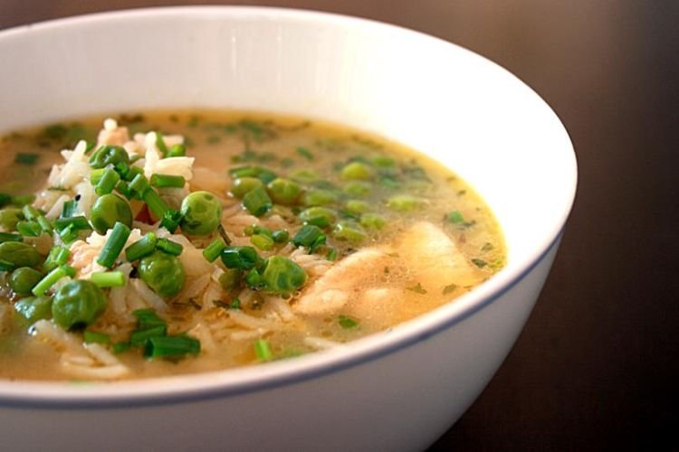 Суп с рисом и зеленым горошком