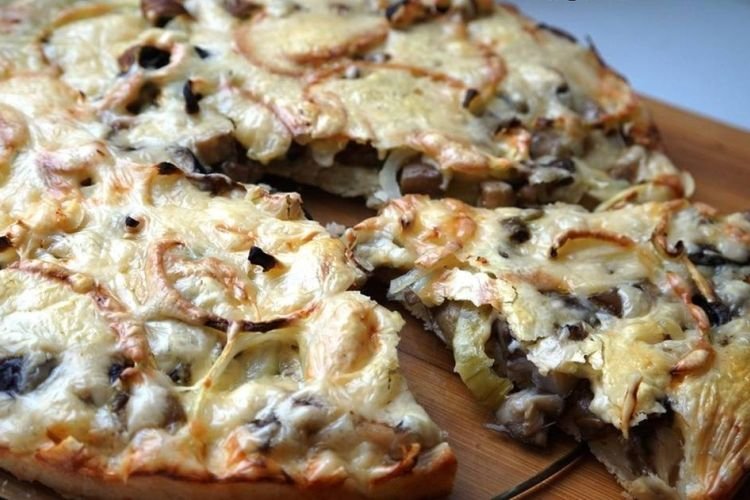 Пицца с грибами на сковороде