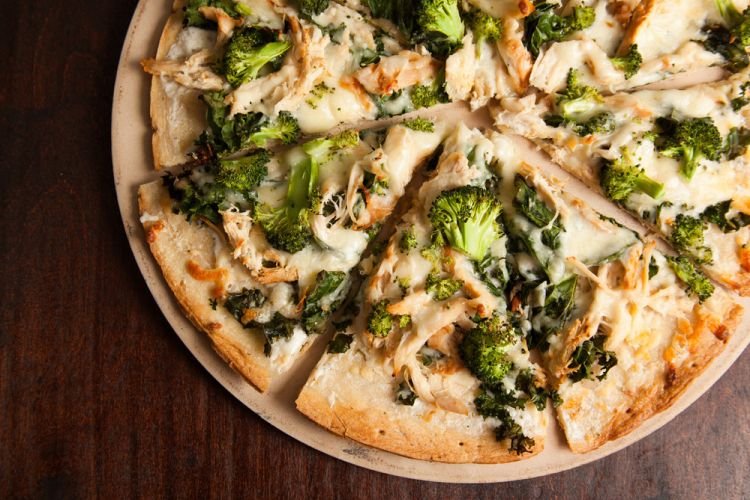 Пицца на сковороде с брокколи