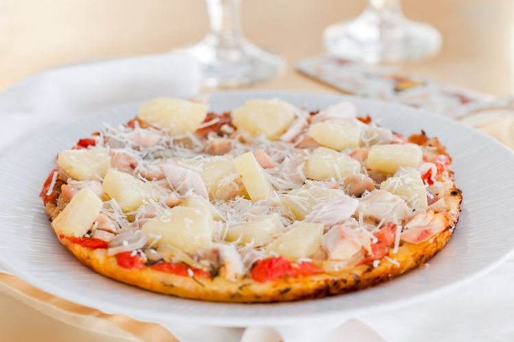 Пицца с ананасами на сковороде