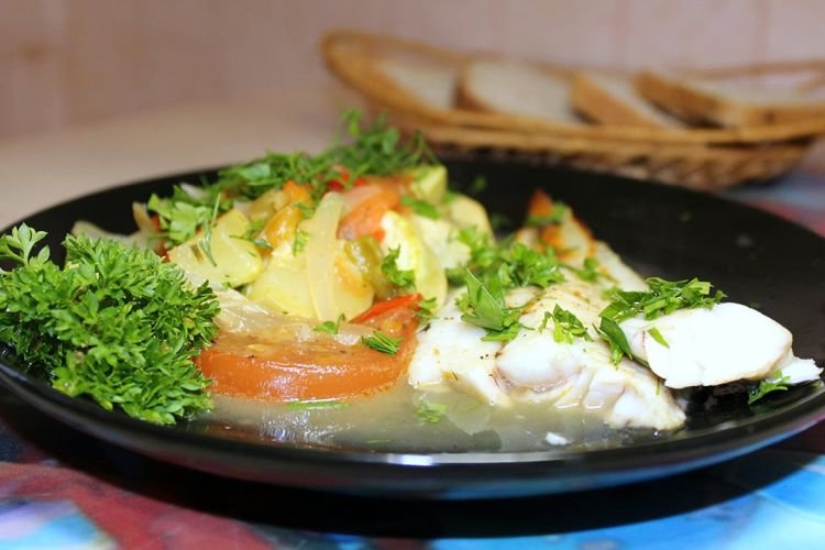 Минтай с овощами