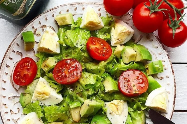 Салат с авокадо и помидорами черри