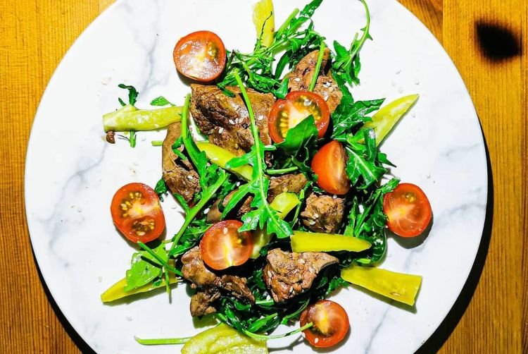 ПП салат с куриной печенью и рукколой