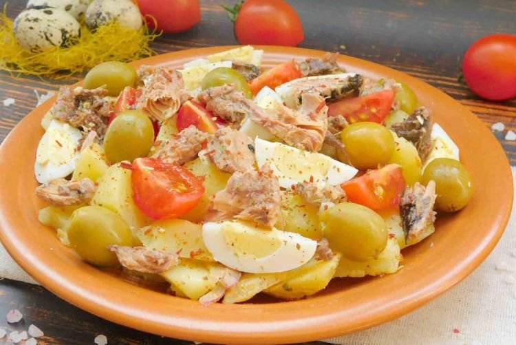 Салат с тунцом и картофелем