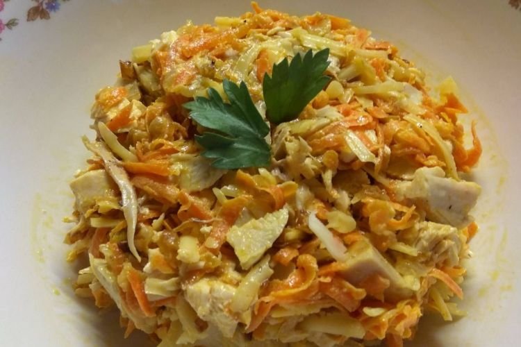 Морковный салат с курицей