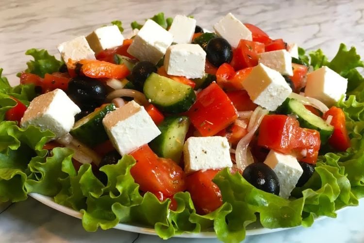 Салат с авокадо и оливками