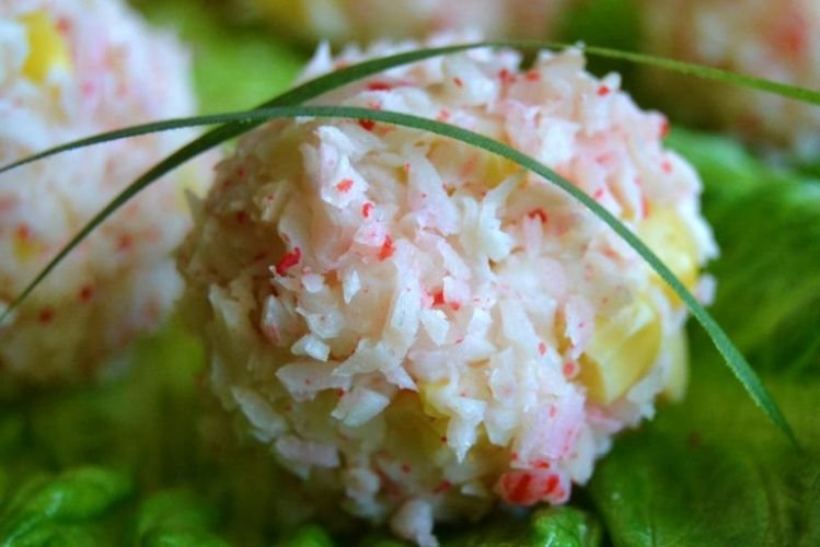 Шарики из крабовых палочек с кукурузой