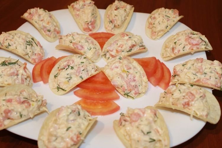 Закуска с крабовыми палочками и чипсами