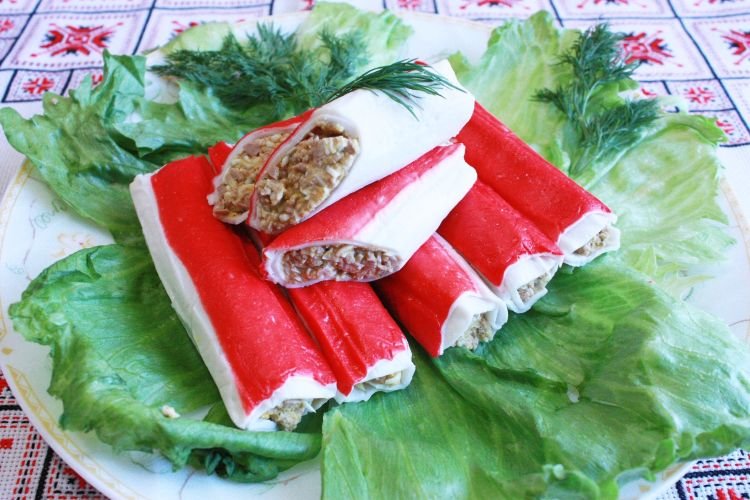 Крабовые палочки с орехами и кинзой