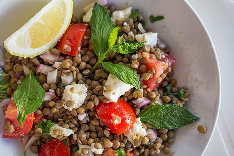 Салат с помидорами и чечевицей