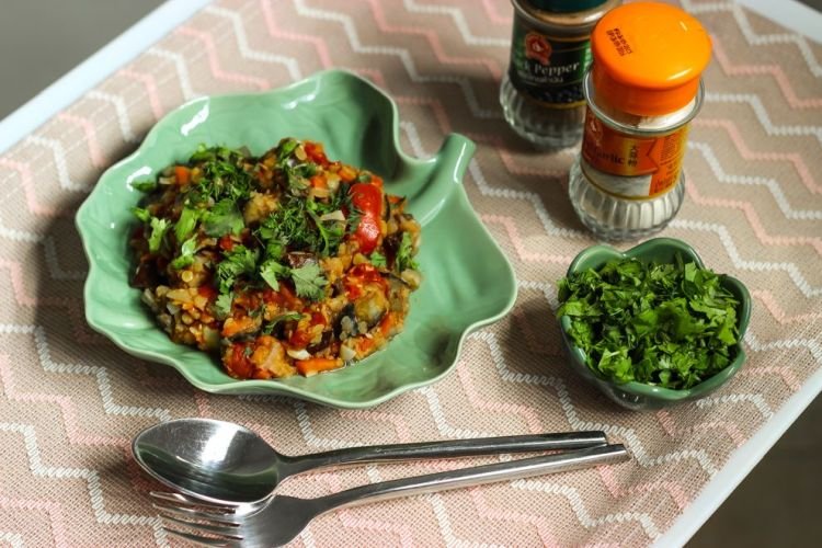 Тушеная чечевица с овощами и сыром