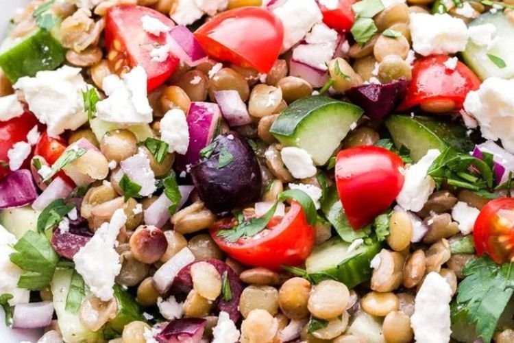 Салат с курицей и чечевицей