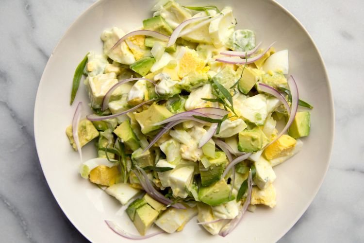 Салат с авокадо и яйцами