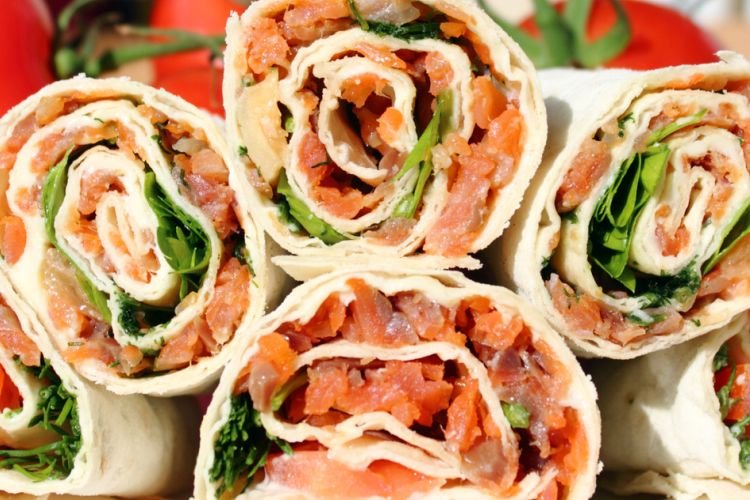 Роллы из лаваша с авокадо и лососем