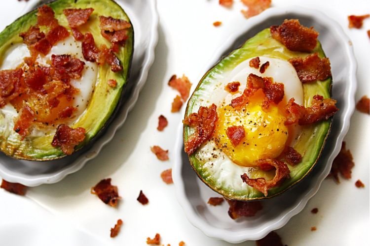 Запеченное авокадо с яйцом и беконом