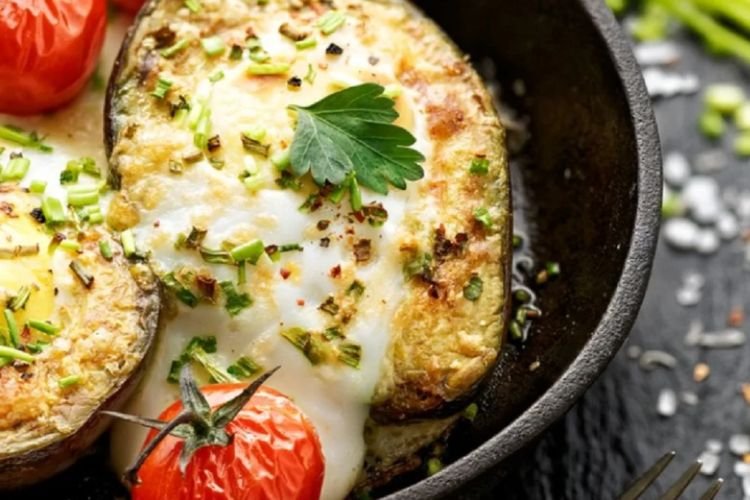 Запеченное авокадо с помидорами и моцареллой