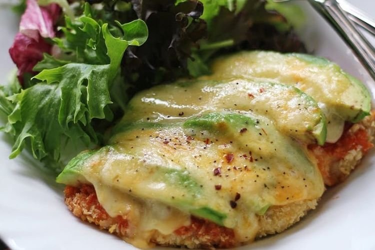 Курица с авокадо под сыром